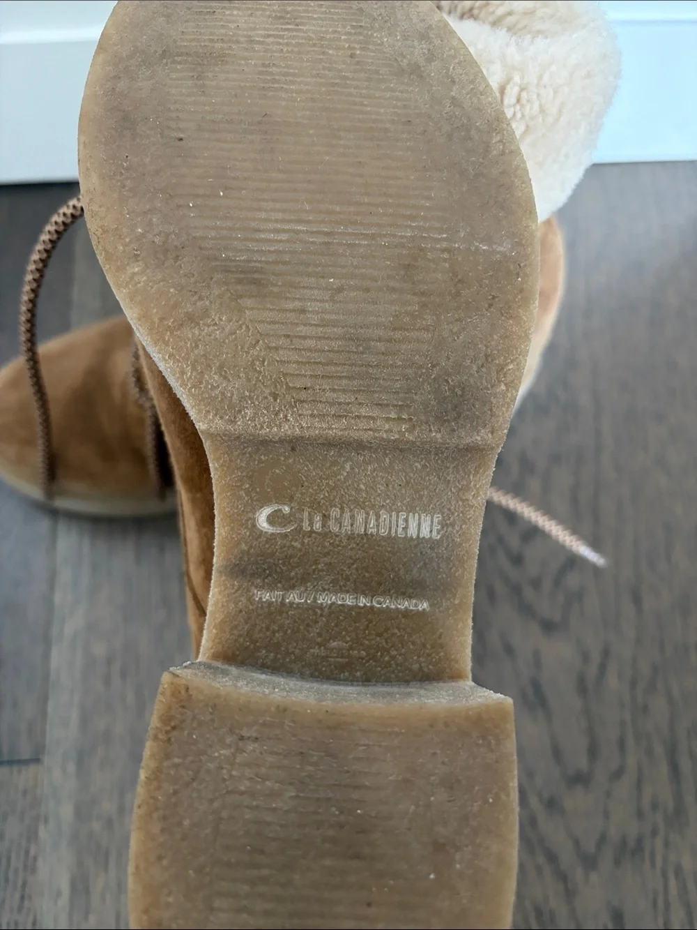 La CANADIENNE suede exterior